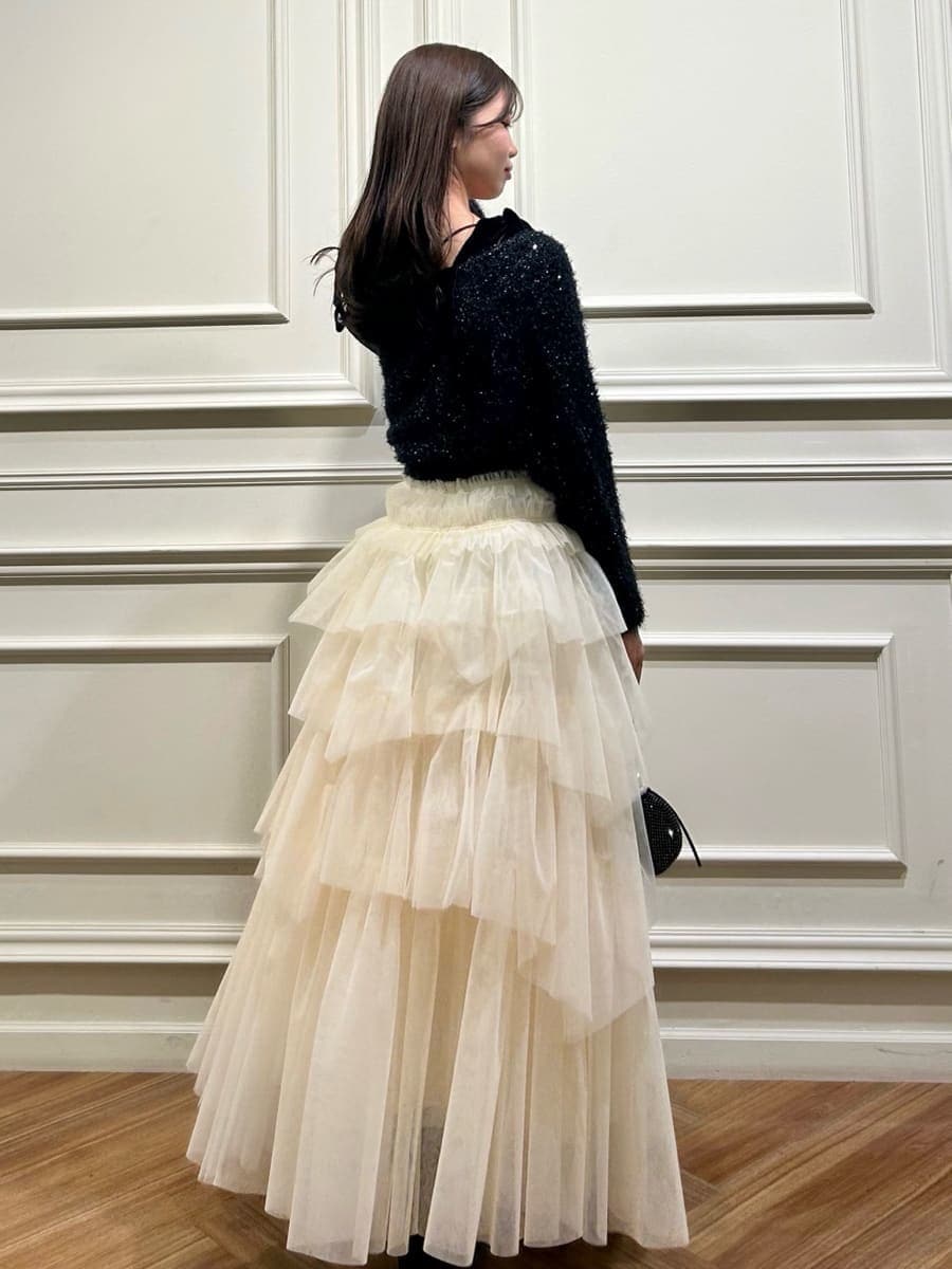 ブラック系のニット/セーター、ゴールド系のピアス（両耳用）を着用したレディースの冬コーディネートの2枚目の写真