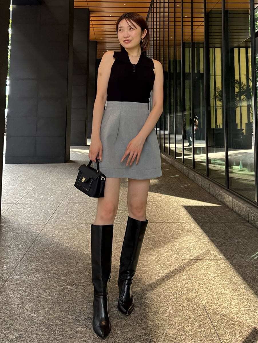 ブラック系のニット/セーター、グレー系のその他パンツ、ブラック系のブーツを着用したレディースの夏コーディネートの3枚目の写真