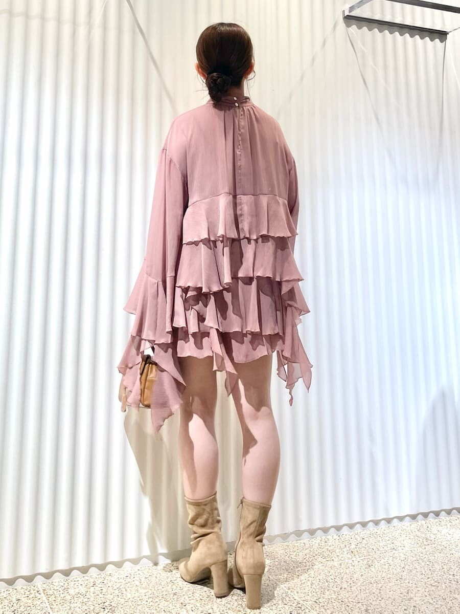 レッド系のシャツ/ブラウス、レッド系のその他パンツ、ベージュ系のブーツを着用したレディースの秋コーディネートの2枚目の写真