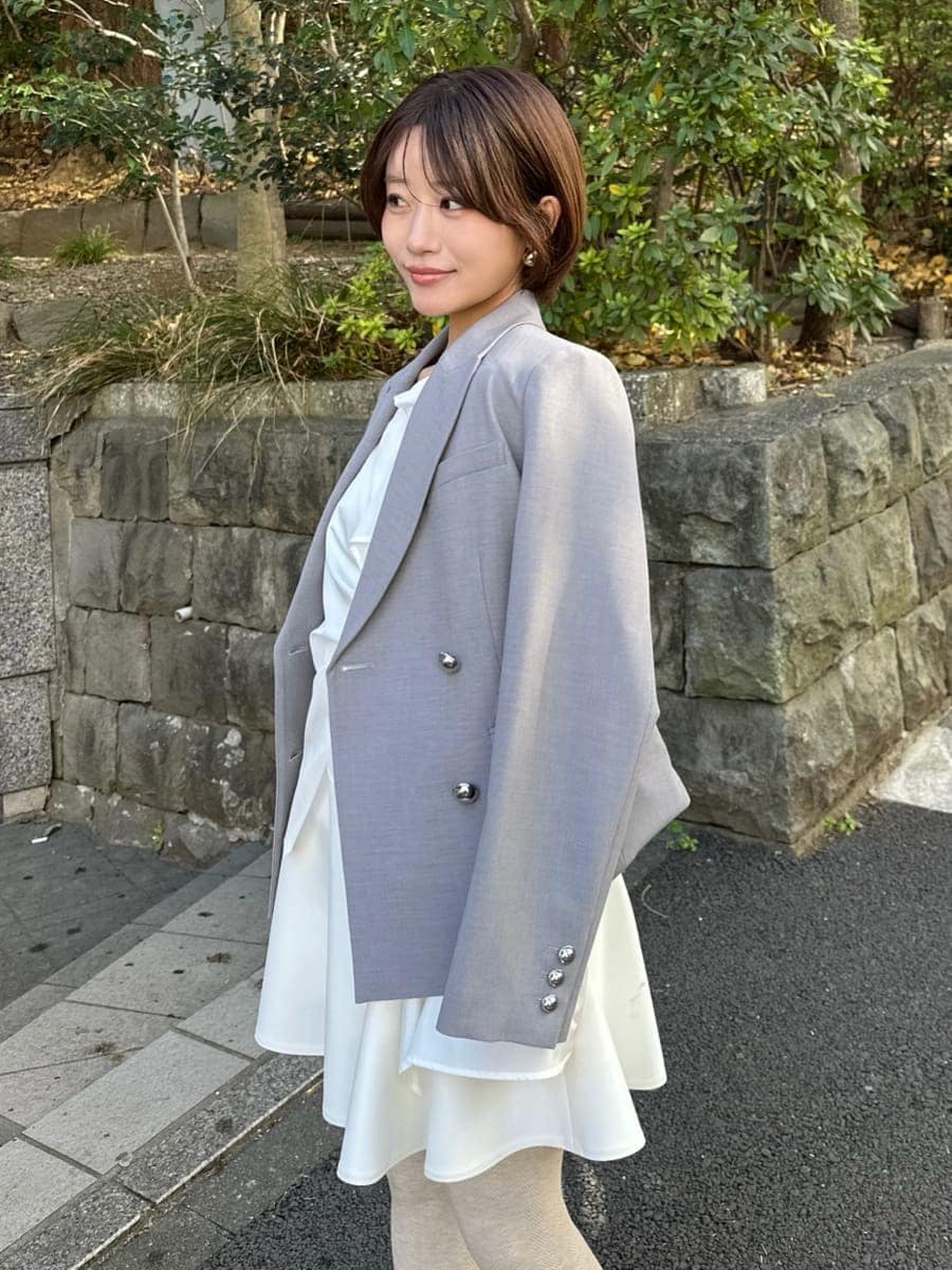 ホワイト系のテーラードジャケット、ホワイト系のその他パンツ、ホワイト系のその他シューズを着用したレディースの冬コーディネートの3枚目の写真