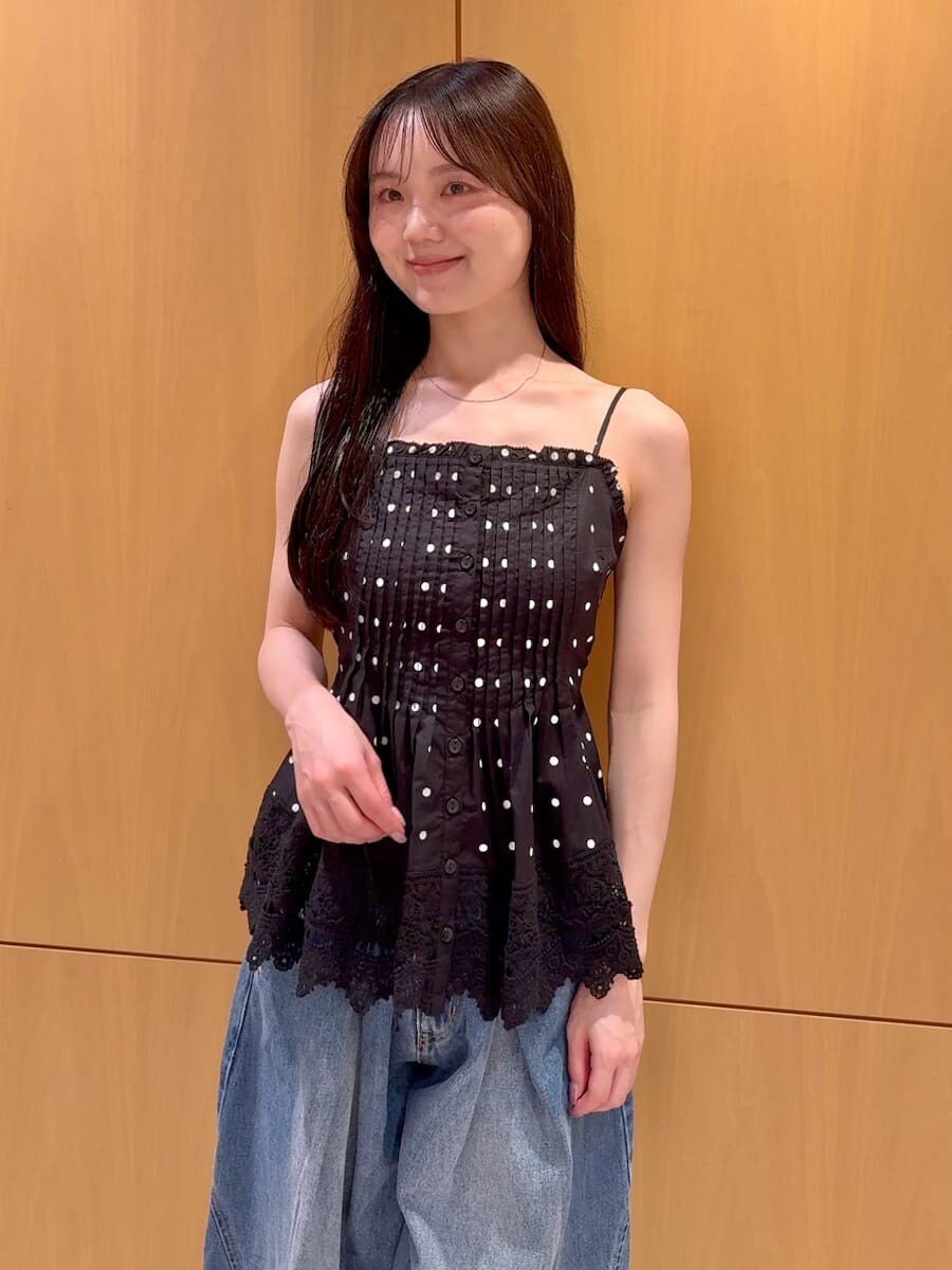 ブラック系のかごバッグ、ブルー系のデニムパンツ、その他のキャミソールを着用したレディースの夏コーディネートの4枚目の写真