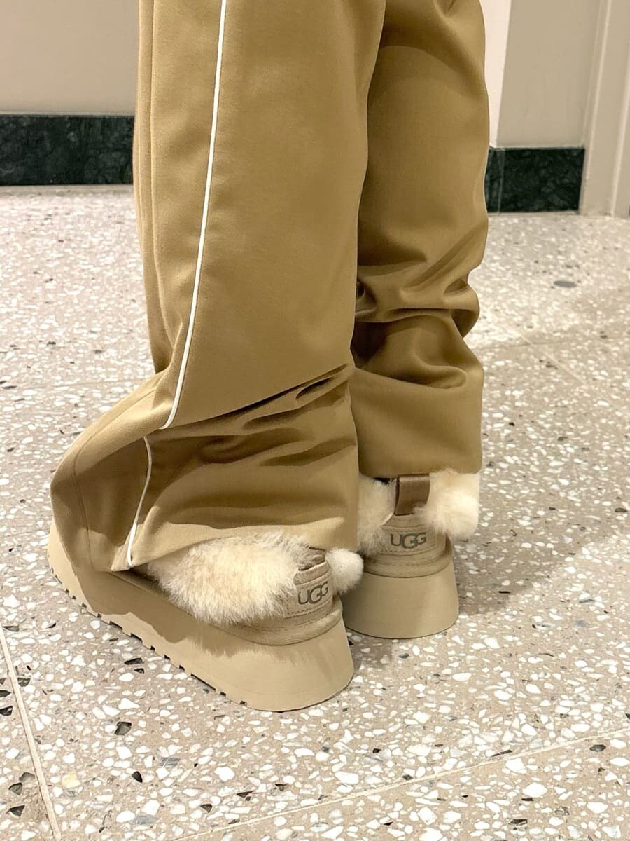 グレー系のカーディガン/ボレロ、ベージュ系のその他パンツ、イエロー系のハンドバッグを着用したレディースの秋コーディネートの7枚目の写真