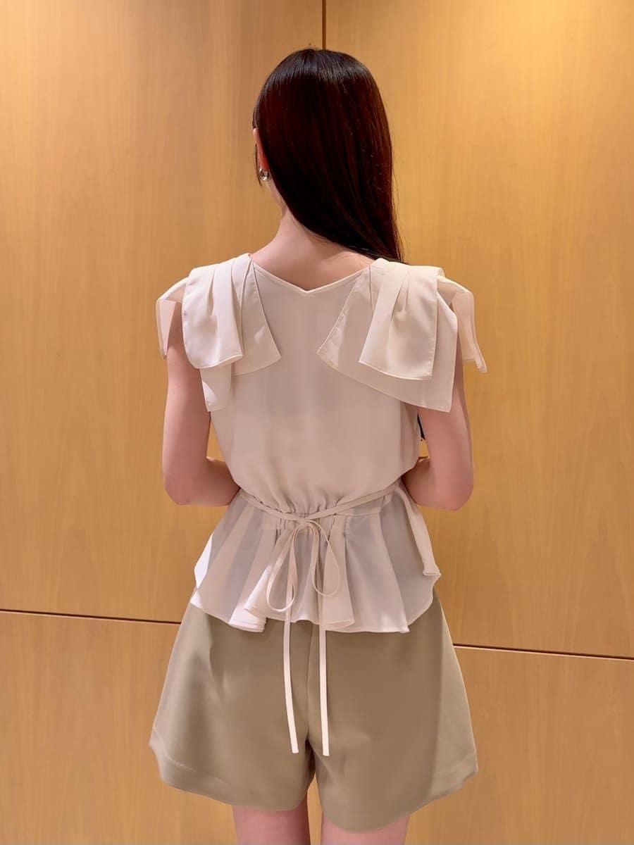 ブラウン系のサンダル、ベージュ系のその他パンツ、ホワイト系のシャツ/ブラウスを着用したレディースの春コーディネートの6枚目の写真