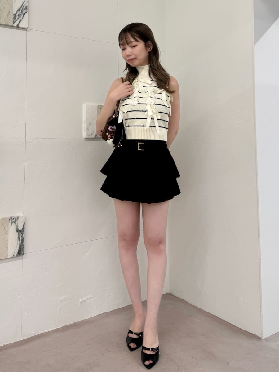 ブラック系のその他パンツ、その他のニット/セーター、ブラック系のサンダルを着用したレディースの夏コーディネートの2枚目の写真