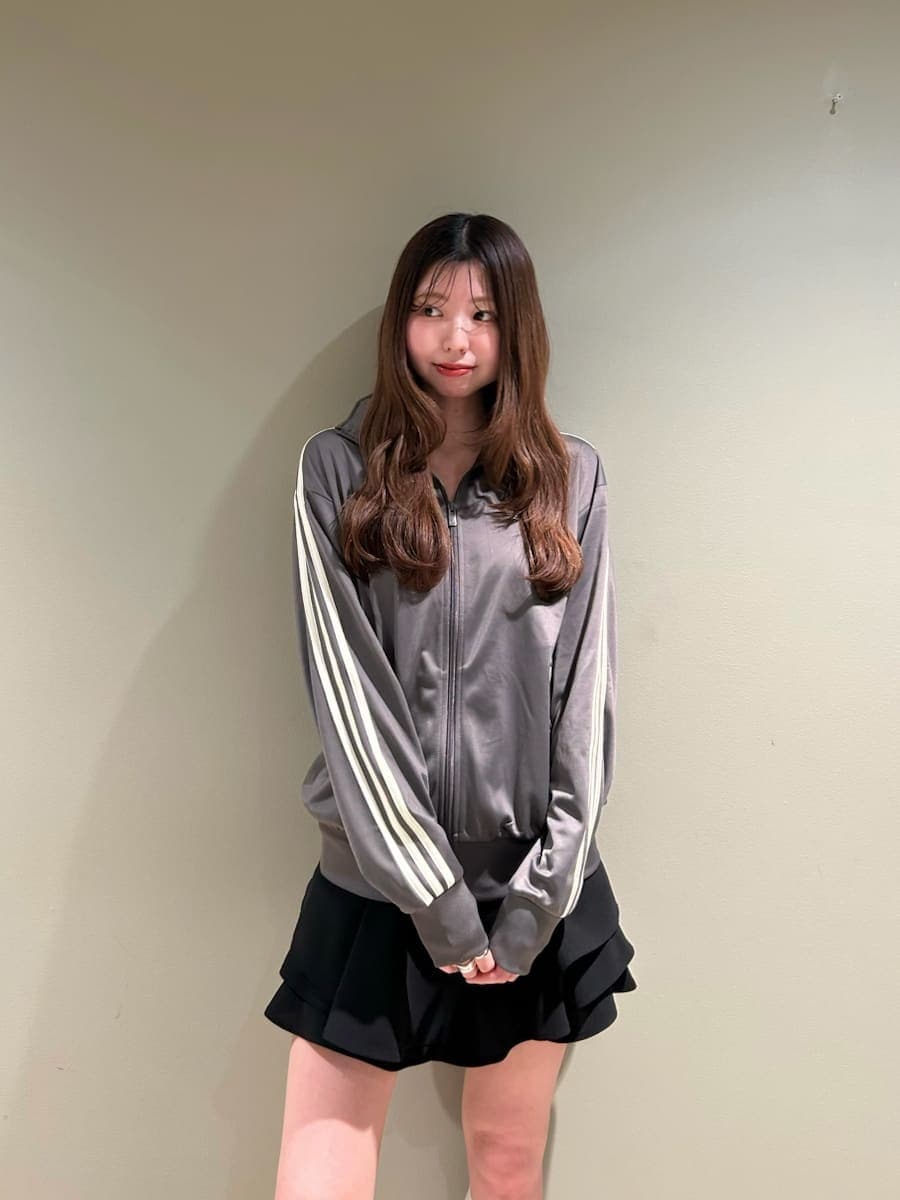 ブラック系のその他パンツを着用したレディースの冬コーディネートの10枚目の写真