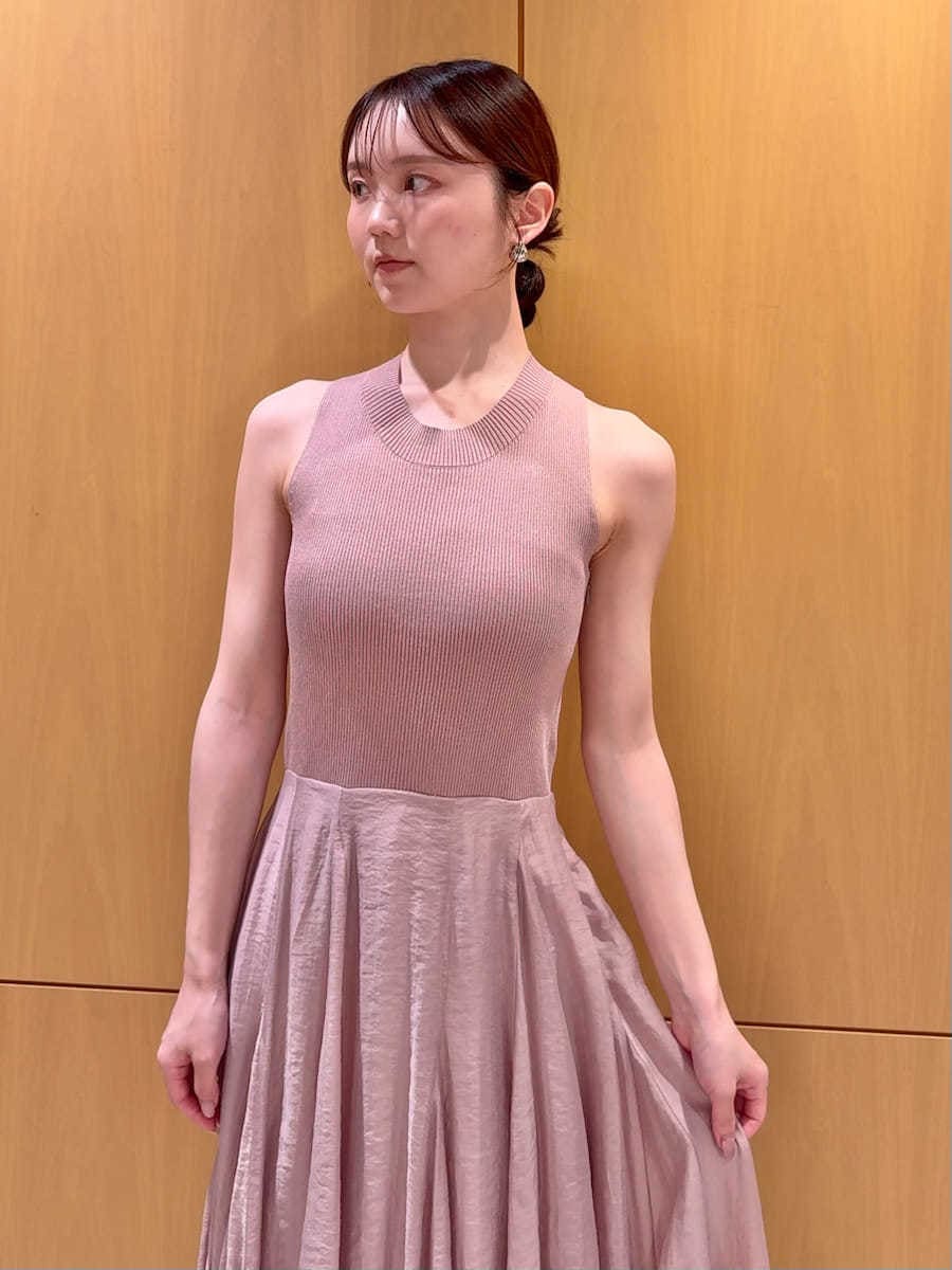 ピンク系のワンピースを着用したレディースの夏コーディネートの5枚目の写真