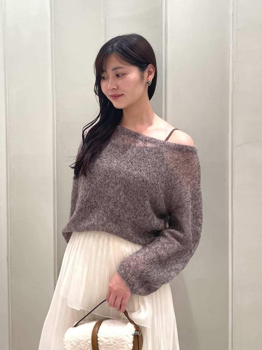 ブラウン系のニット/セーター、ホワイト系のスカート、イエロー系のハンドバッグを着用したレディースの秋コーディネートの6枚目の写真