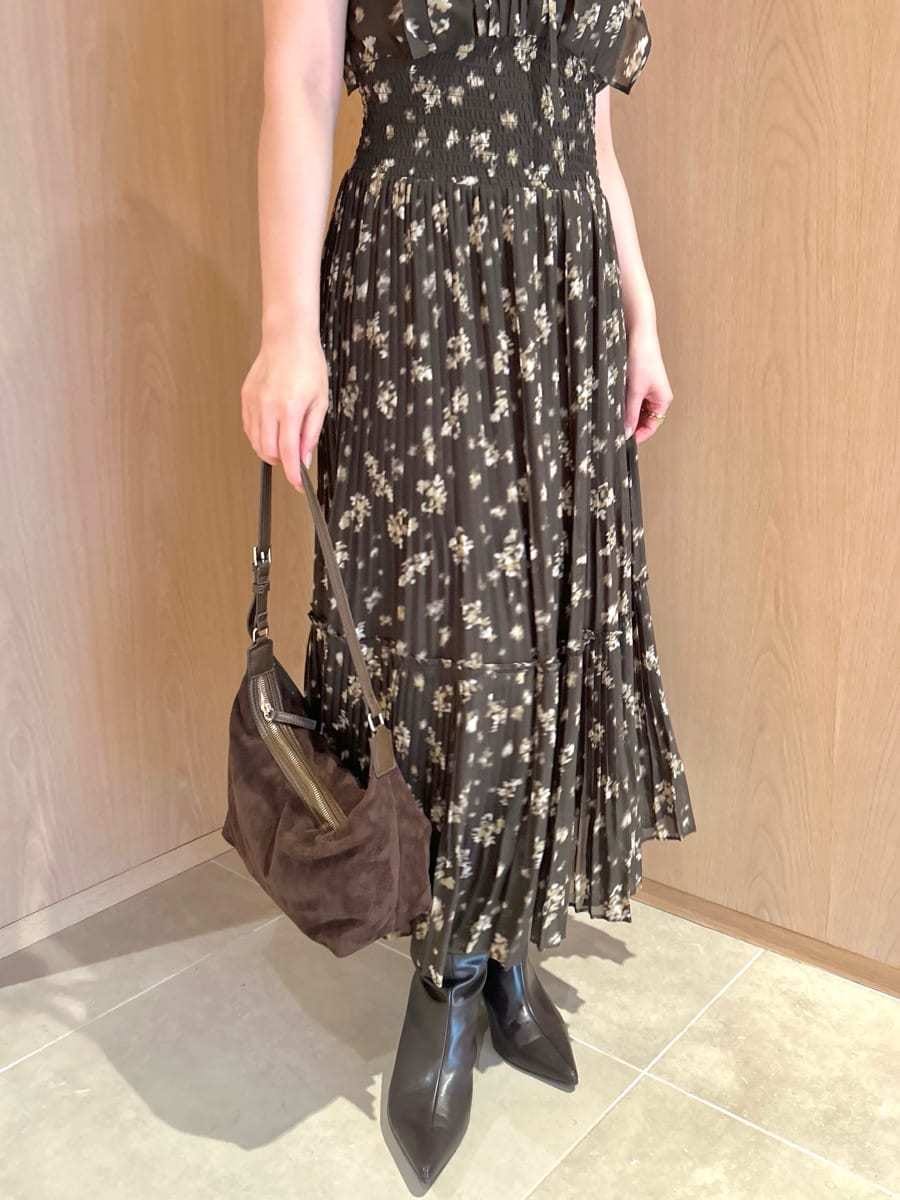 ブラウン系のワンピース、ブラウン系のブーツ、ブラウン系のその他ヘアアクセサリーを着用したレディースの夏コーディネートの6枚目の写真