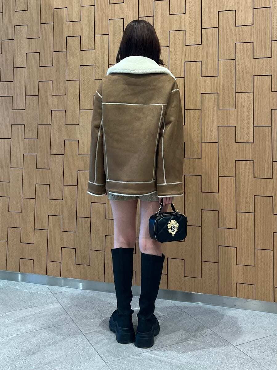 ブラウン系のその他パンツ、ベージュ系のニット/セーター、その他のブーツを着用したレディースの秋コーディネートの3枚目の写真