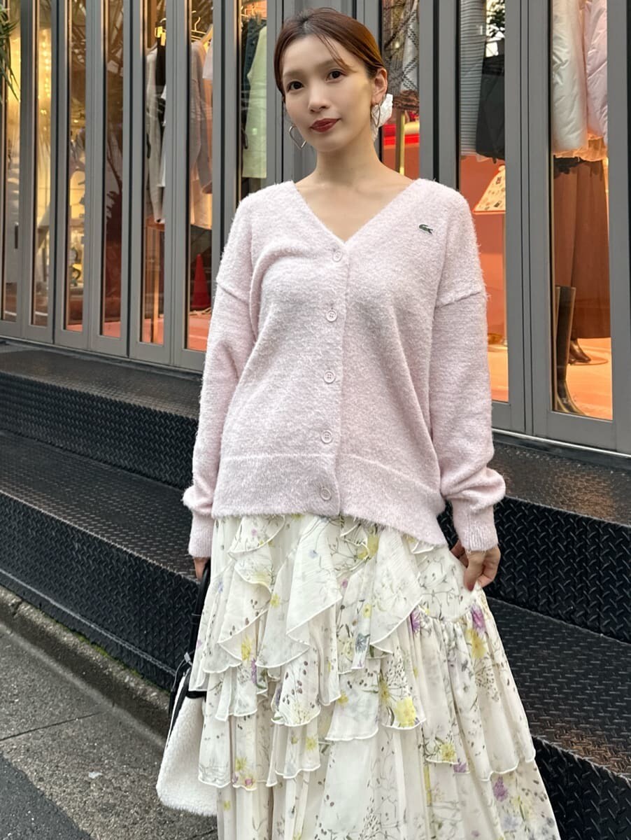 ピンク系のカーディガン/ボレロ、その他のスカート、ブラック系のハンドバッグを着用したレディースの秋コーディネートの5枚目の写真