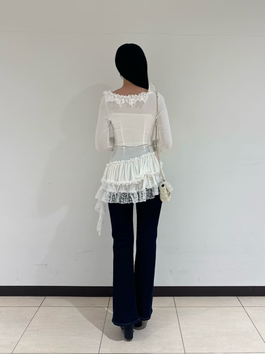 ホワイト系のTシャツ/カットソー、ブルー系のその他パンツ、ホワイト系のショルダーバッグを着用したレディースの秋コーディネートの4枚目の写真