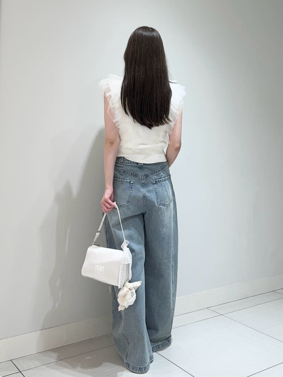 ホワイト系のサンダル、ブルー系のその他パンツ、ホワイト系のニット/セーターを着用したレディースの夏コーディネートの5枚目の写真