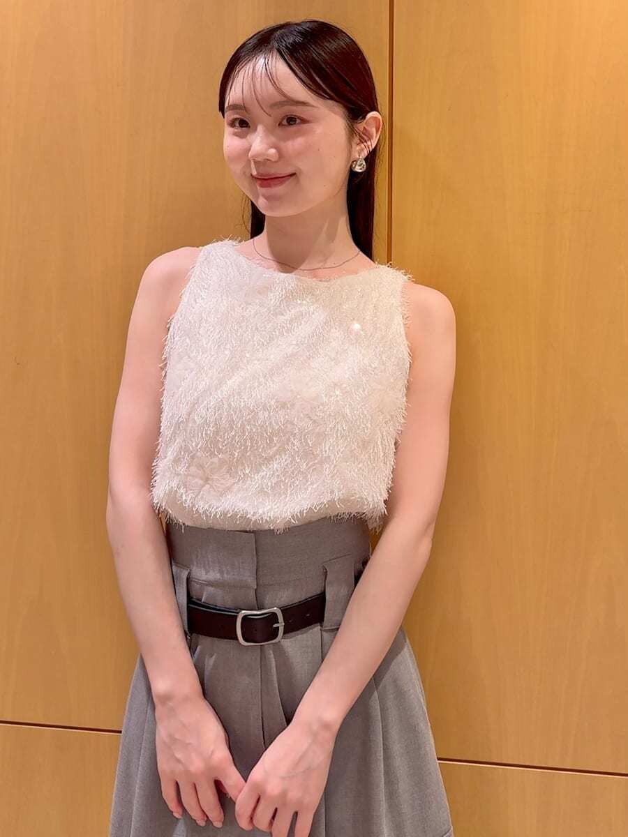 グレー系のスカート、その他のサンダル、ブラウン系のボストンバッグを着用したレディースの夏コーディネートの4枚目の写真