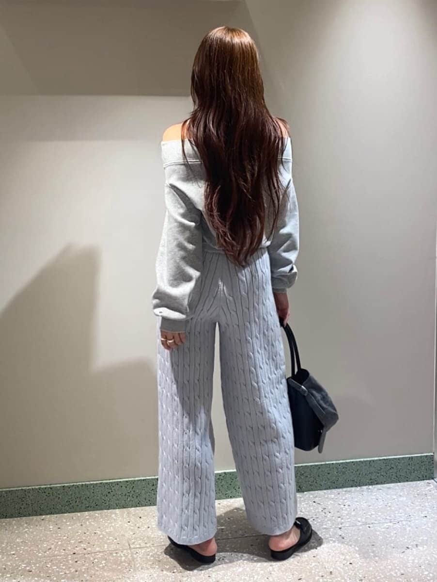 ブルー系のその他パンツ、グレー系のワンピース、ブラック系のボストンバッグを着用したレディースの秋コーディネートの4枚目の写真
