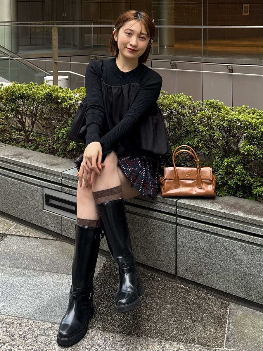 ブラック系のブーツ、ブルー系のその他パンツ、ブラック系のニット/セーターを着用したレディースの秋コーディネートの10枚目の写真