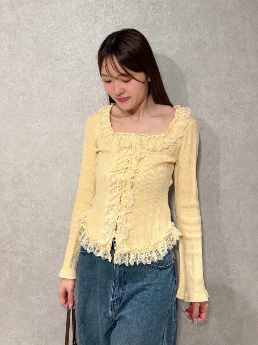 ブルー系のデニムパンツ、イエロー系のニット/セーター、ブラウン系のサンダルを着用したレディースの夏コーディネートの5枚目の写真