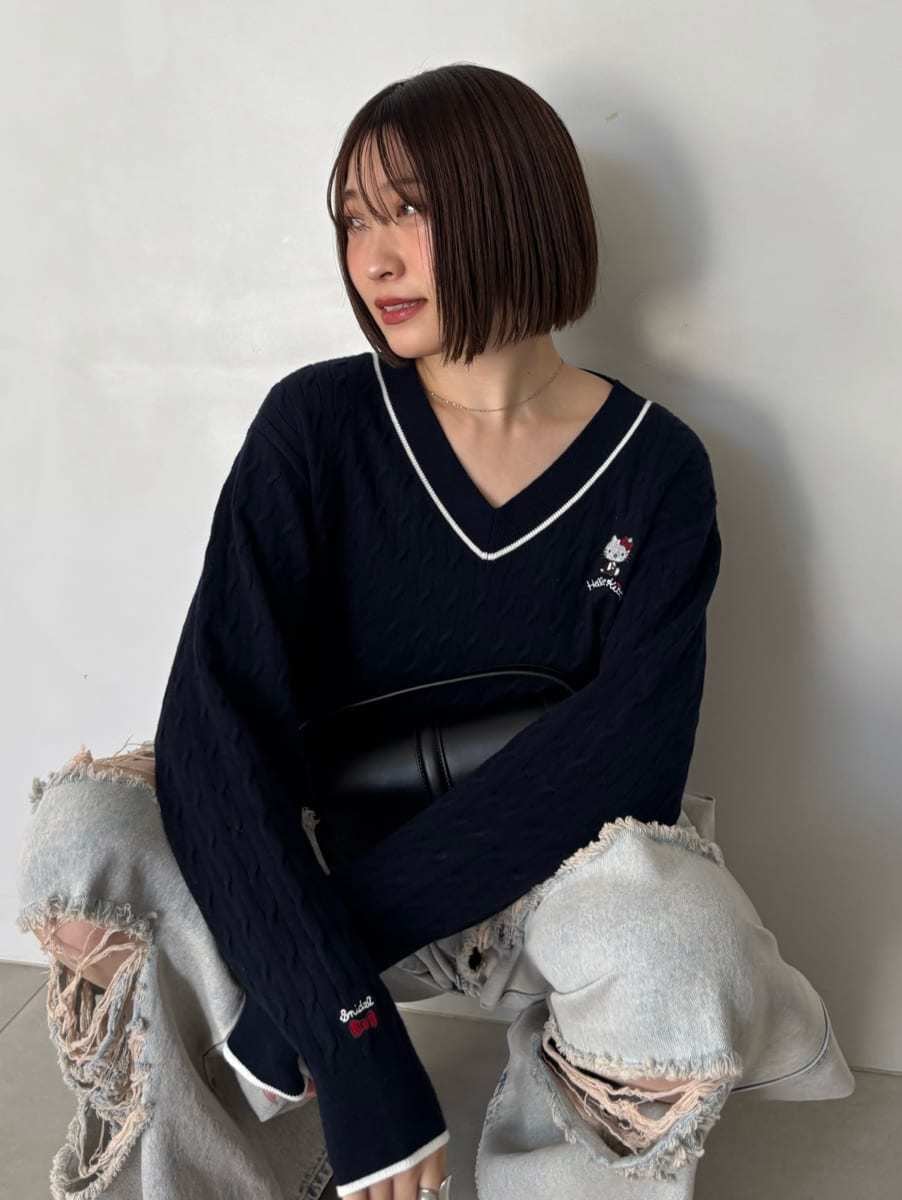 ブルー系のニット/セーター、ブルー系のデニムパンツ、ブラック系のローファーを着用したレディースの秋コーディネートの2枚目の写真