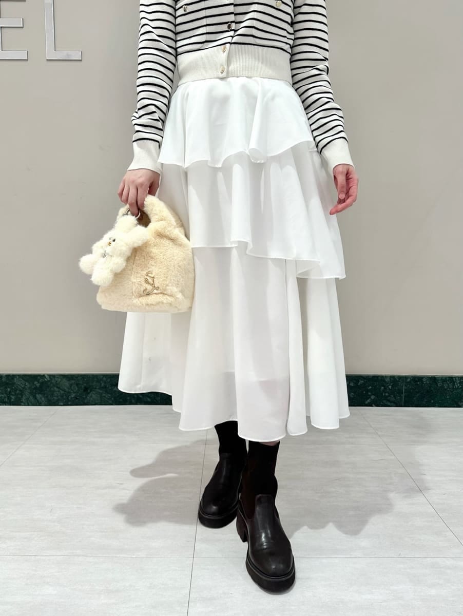 その他のワンピース、イエロー系のハンドバッグ、イエロー系のキーケース/キーアクセサリーを着用したレディースの冬コーディネートの3枚目の写真