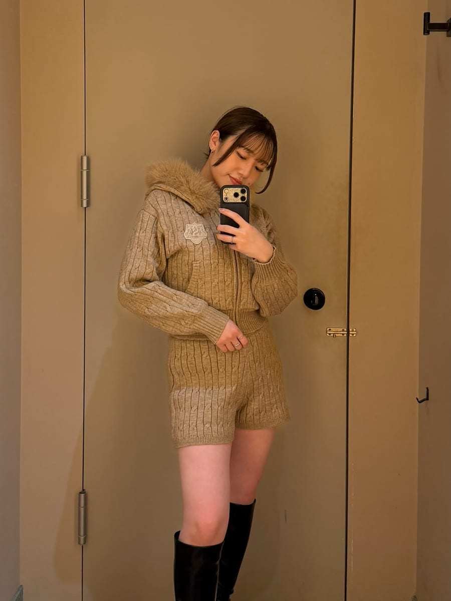 ブラウン系のその他パンツ、ブラウン系のパーカー、ブラック系のブーツを着用したレディースの秋コーディネートの10枚目の写真