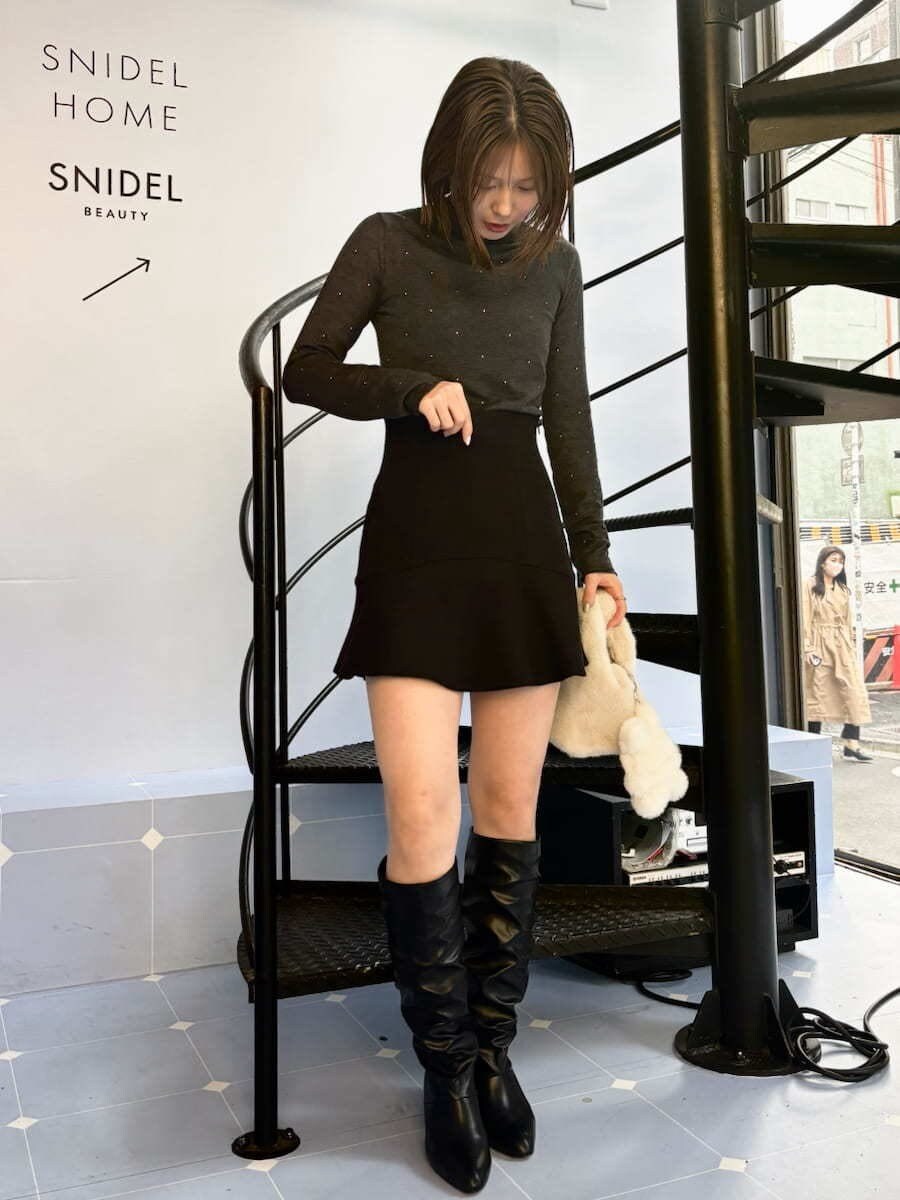 グレー系のダウンジャケット/コート、ブラック系のその他パンツ、グレー系のニット/セーターを着用したレディースの冬コーディネートの3枚目の写真