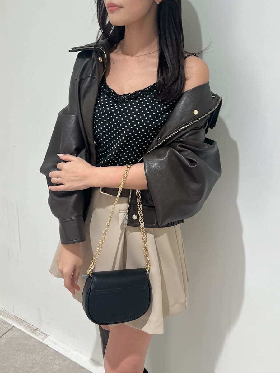 ブラウン系のブーツ、ブラウン系のブルゾン、ベージュ系のスカートを着用したレディースの冬コーディネートの5枚目の写真