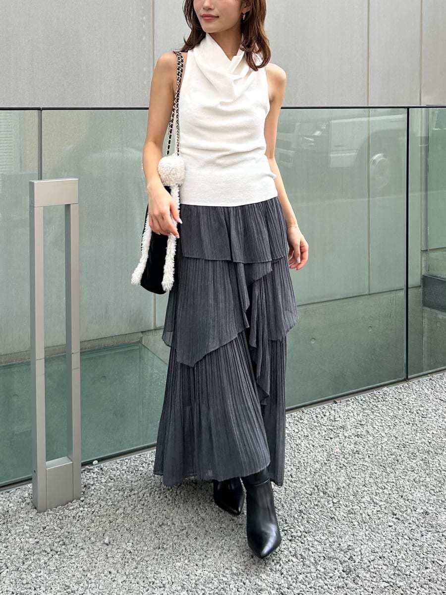 ホワイト系のニット/セーター、その他のスカート、ブラック系のブーツを着用したレディースの秋コーディネートの6枚目の写真