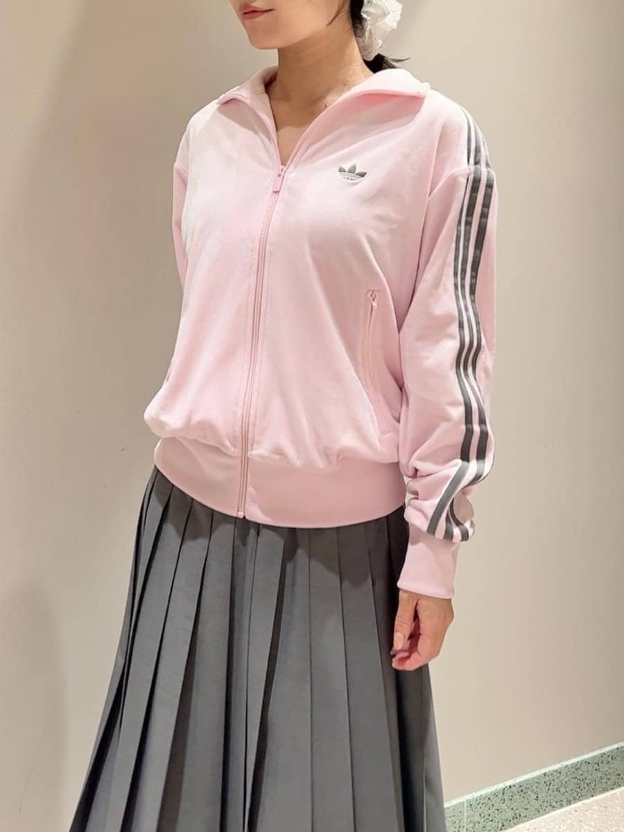 グレー系のスカート、ブラック系のボストンバッグを着用したレディースの秋コーディネートの4枚目の写真