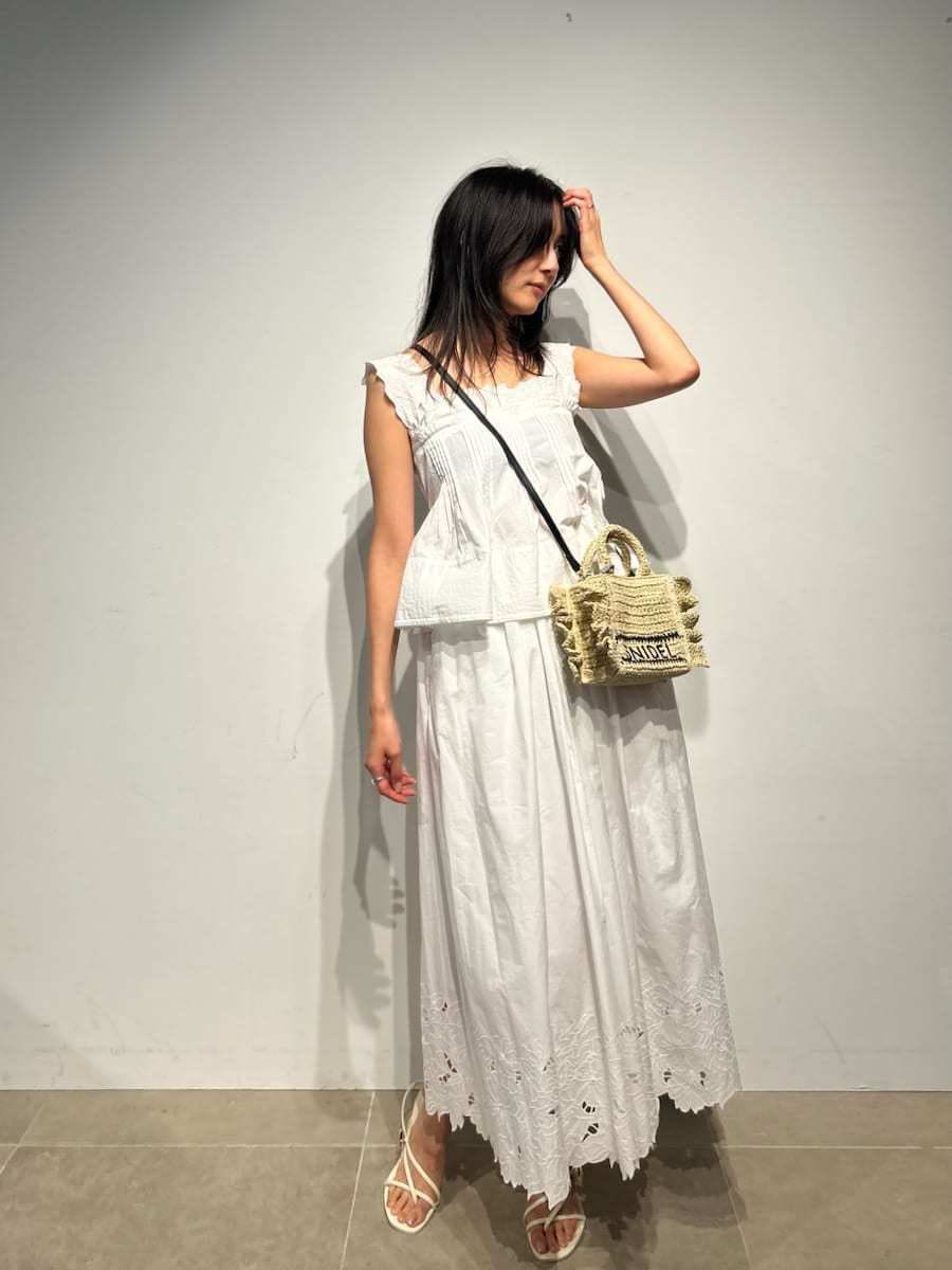 ホワイト系のスカート、ホワイト系のシャツ/ブラウス、ベージュ系のショルダーバッグを着用したレディースの冬コーディネートの2枚目の写真