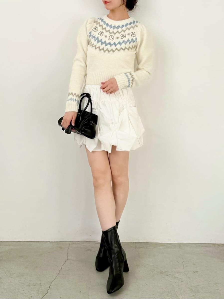 ブラック系のブーツ、ホワイト系のその他パンツ、ホワイト系のニット/セーターを着用したレディースの冬コーディネートの2枚目の写真