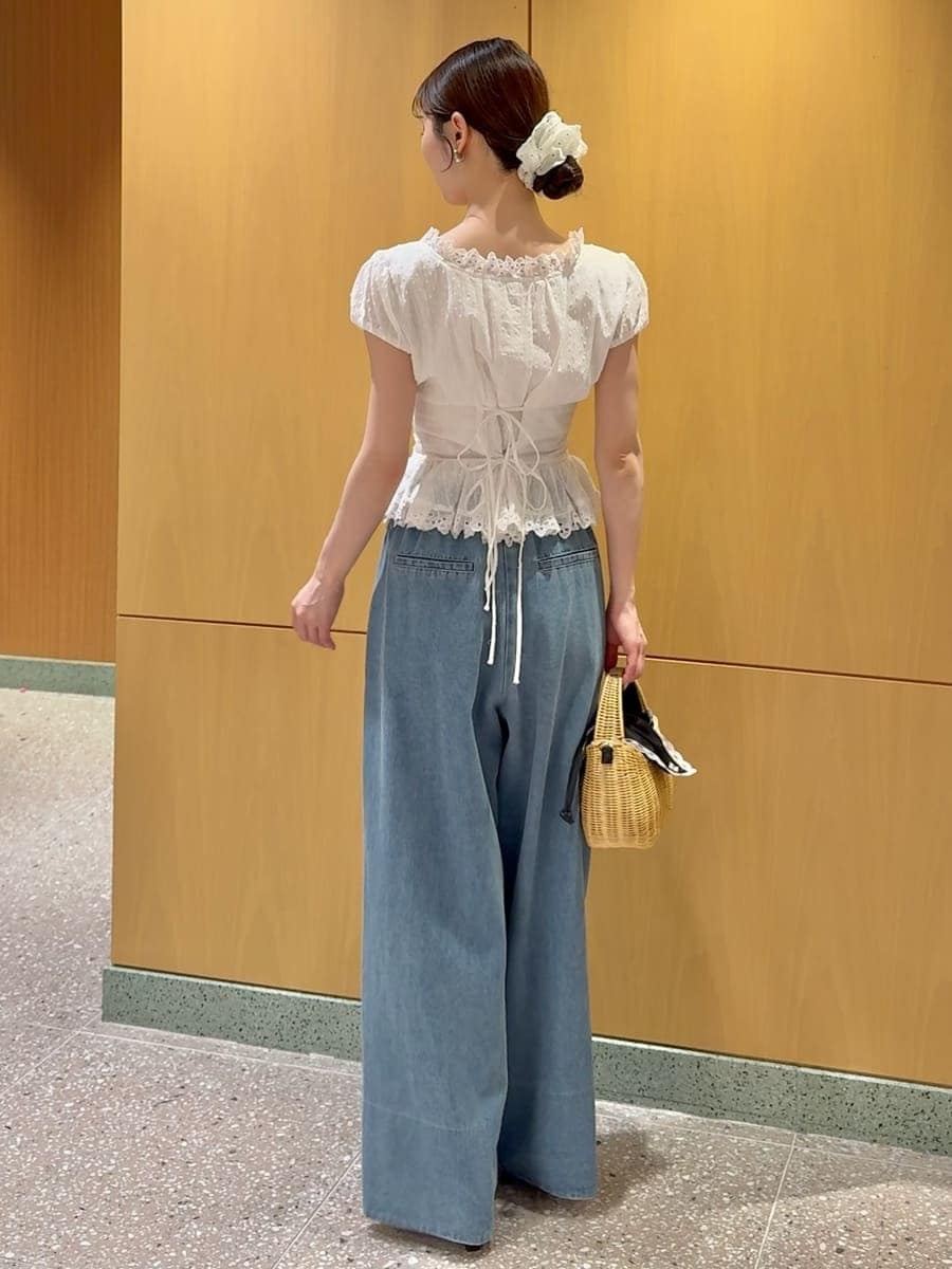 ブラック系のかごバッグ、ブルー系のその他パンツ、ホワイト系のシャツ/ブラウスを着用したレディースの春コーディネートの3枚目の写真