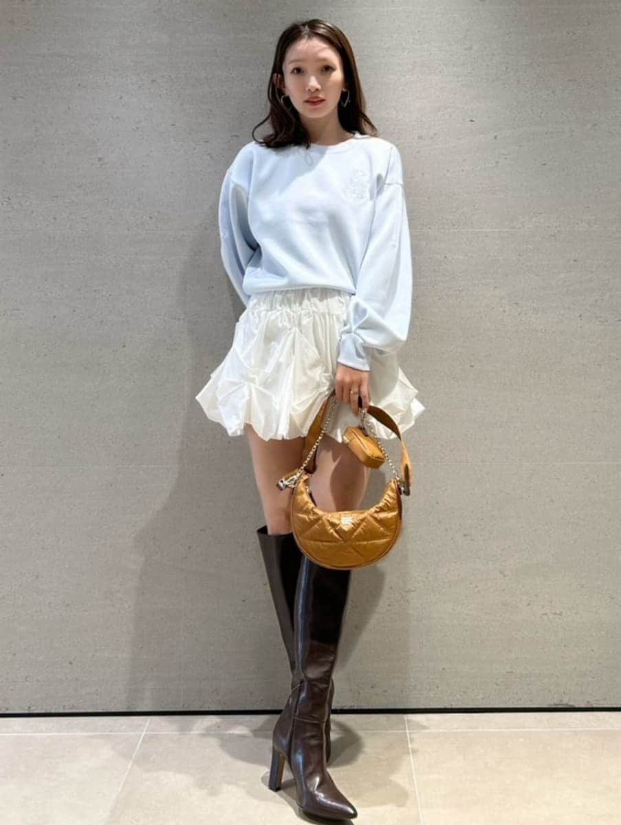 ホワイト系のその他パンツ、ブルー系のスウェットを着用したレディースの冬コーディネートの6枚目の写真