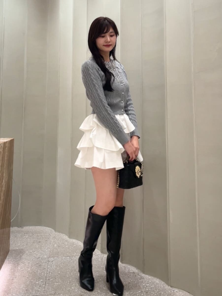 ホワイト系のその他パンツ、グレー系のニット/セーター、ブラック系のブーツを着用したレディースの秋コーディネートの4枚目の写真