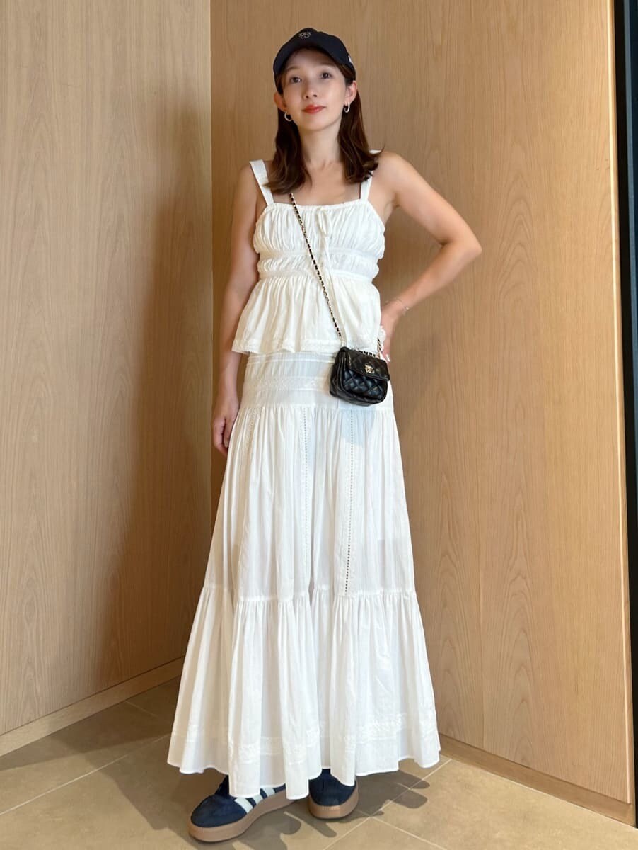 ホワイト系のシャツ/ブラウス、ホワイト系のスカート、ブラック系のショルダーバッグを着用したレディースの夏コーディネートの5枚目の写真