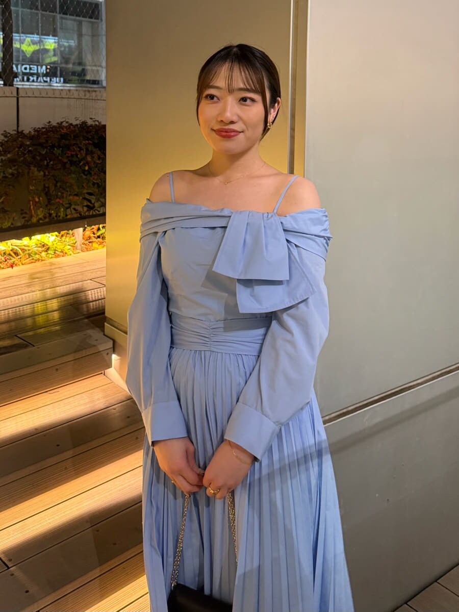 ブルー系のワンピース、ブラック系のショルダーバッグを着用したレディースの春コーディネートの5枚目の写真