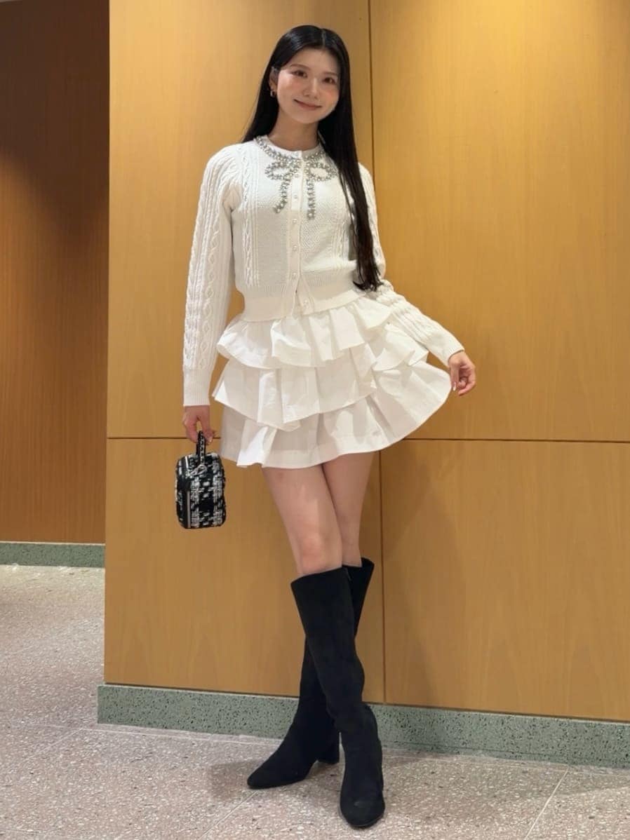 ホワイト系のその他パンツ、ホワイト系のニット/セーター、その他のブーツを着用したレディースの秋コーディネートの2枚目の写真