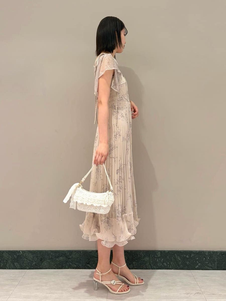 ホワイト系のキャミソールを着用したレディースの春コーディネートの3枚目の写真