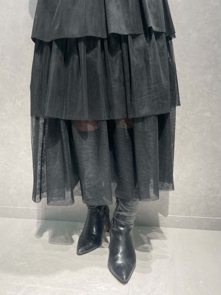 ブラック系のブーツ、グレー系のチェスターコート、ブラック系のスカートを着用したレディースの冬コーディネートの8枚目の写真