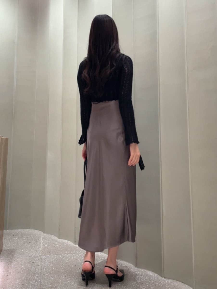 その他のワンピース、ブラック系のカーディガン/ボレロ、ブラック系のパンプスを着用したレディースの秋コーディネートの6枚目の写真