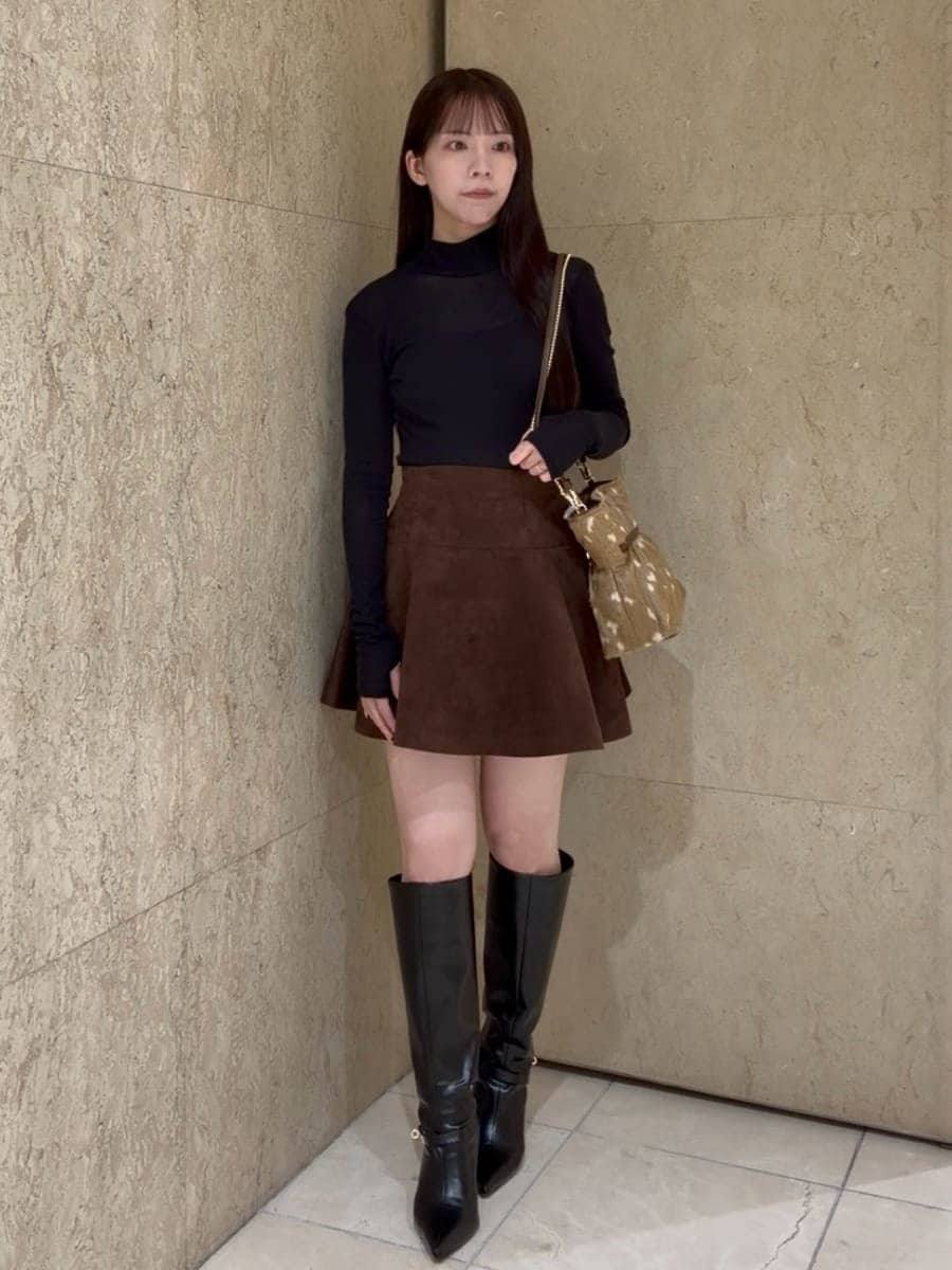 ブラウン系のノーカラージャケット、ブラウン系のその他パンツ、ブラック系のTシャツ/カットソーを着用したレディースの秋コーディネートの5枚目の写真
