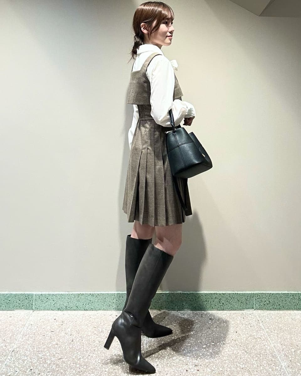 その他のワンピース、ホワイト系のシャツ/ブラウス、グレー系のブーツを着用したレディースの秋コーディネートの3枚目の写真