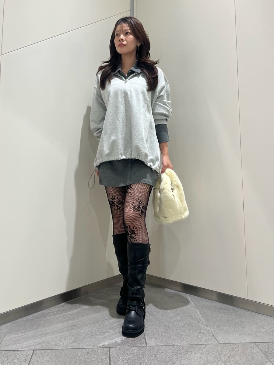 グレー系のワンピース、グレー系のTシャツ/カットソー、ブラック系のブーツを着用したレディースの秋コーディネートの4枚目の写真