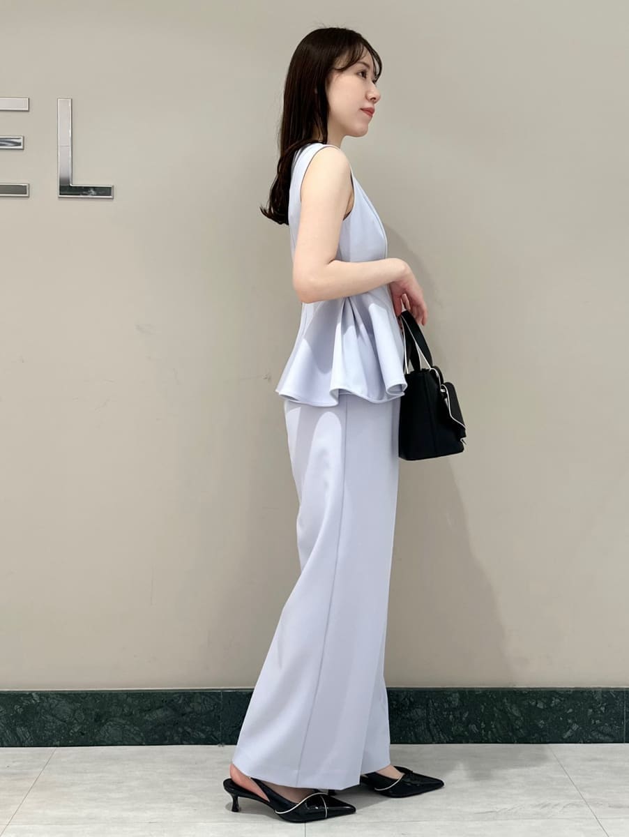 ブルー系のワンピース、ブラック系のパンプス、ブラック系のハンドバッグを着用したレディースの春コーディネートの3枚目の写真