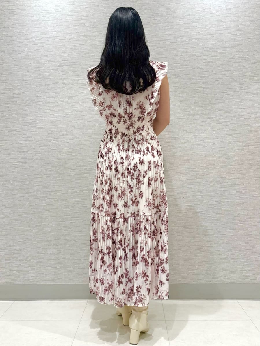 ピンク系のワンピース、ホワイト系のテーラードジャケット、ホワイト系のハンドバッグを着用したレディースの冬コーディネートの5枚目の写真