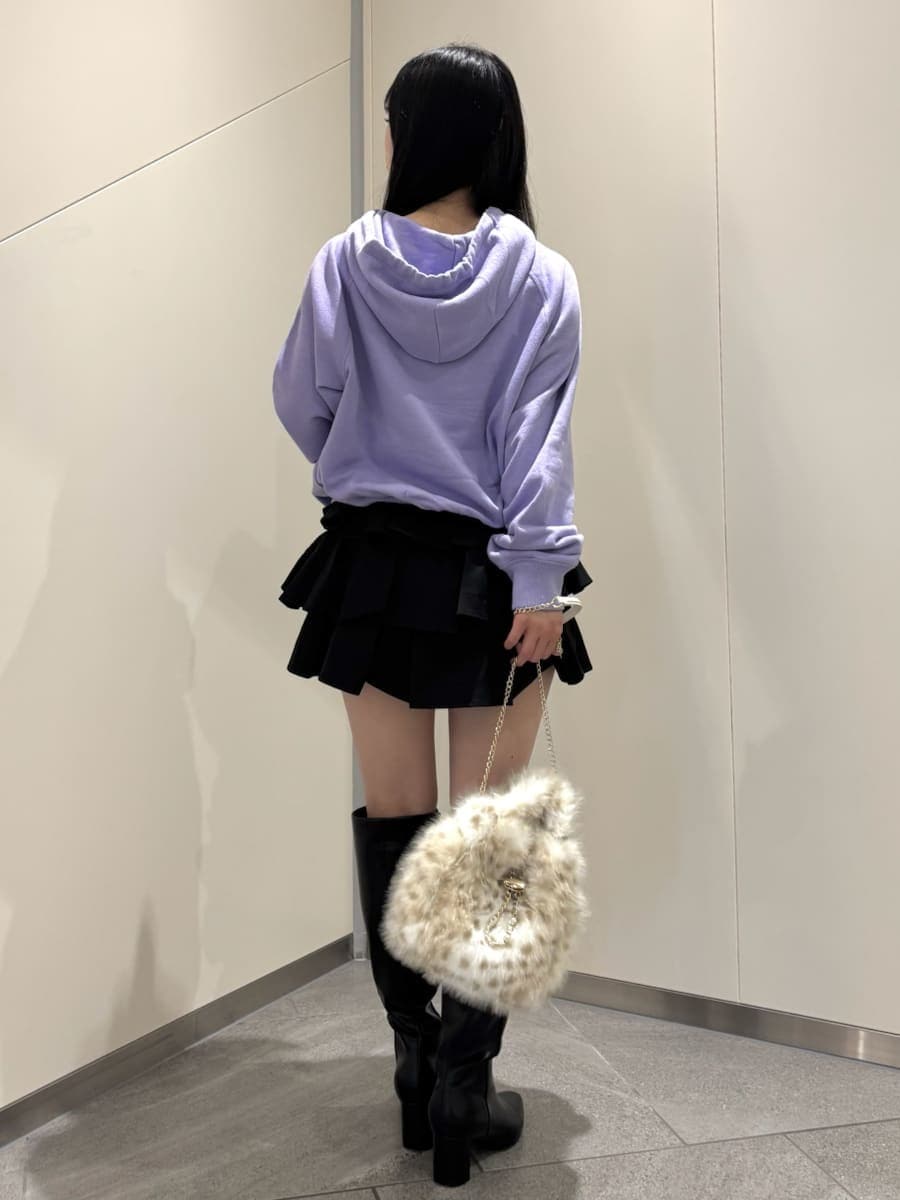 ブラック系のその他パンツ、ブラック系のブーツ、その他のショルダーバッグを着用したレディースの秋コーディネートの3枚目の写真