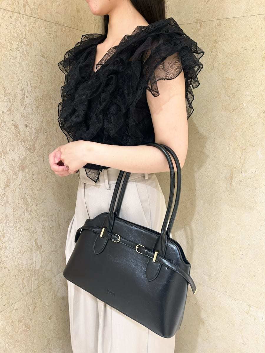 ベージュ系のその他パンツ、ブラック系のサンダル、ブラック系のシャツ/ブラウスを着用したレディースの夏コーディネートの4枚目の写真