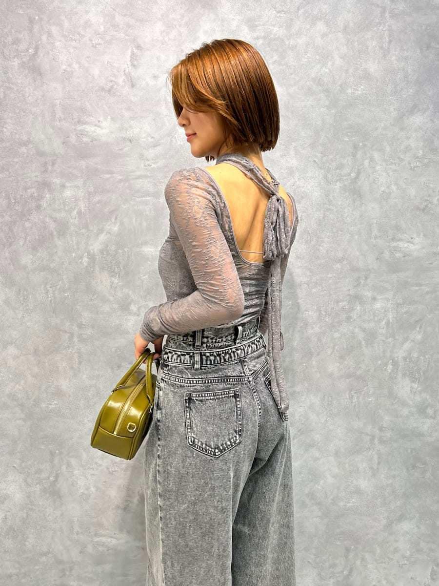 グレー系のTシャツ/カットソー、グレー系のデニムパンツ、グリーン系のボストンバッグを着用したレディースの秋コーディネートの4枚目の写真