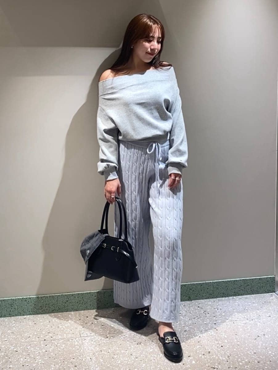 ブルー系のその他パンツ、グレー系のワンピース、ブラック系のボストンバッグを着用したレディースの秋コーディネートの3枚目の写真