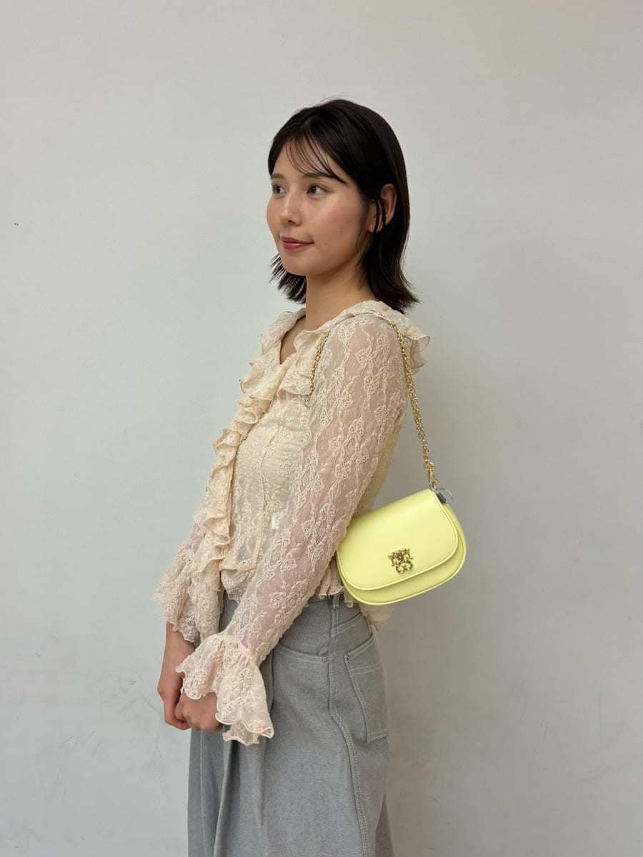 ピンク系のTシャツ/カットソー、イエロー系のショルダーバッグ、ブラック系のその他シューズを着用したレディースの冬コーディネートの5枚目の写真