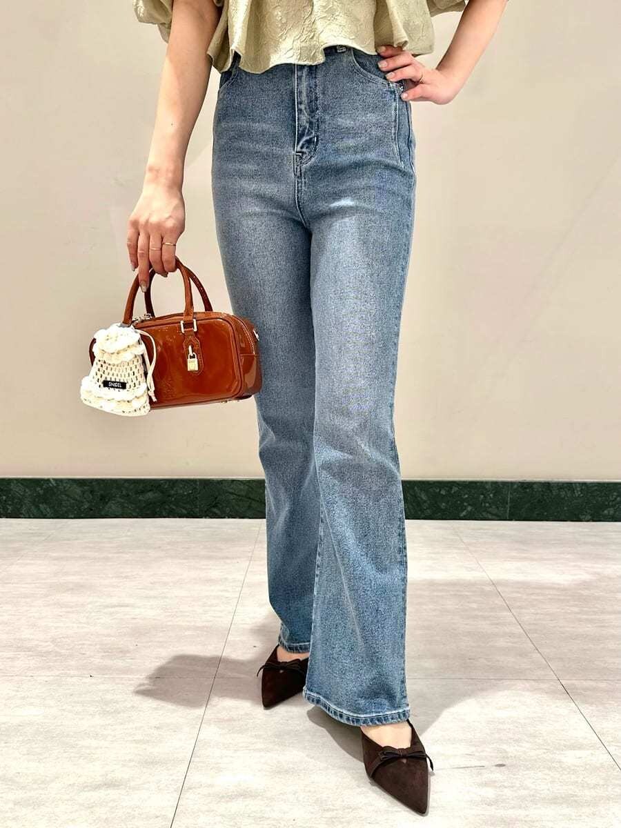 グリーン系のシャツ/ブラウス、ブルー系のその他パンツ、ブラウン系のボストンバッグを着用したレディースの夏コーディネートの6枚目の写真