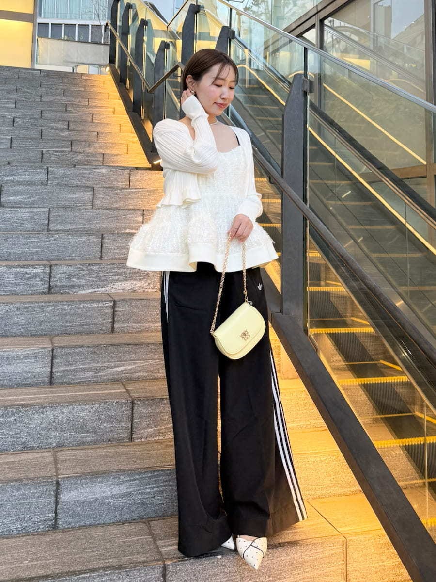 ホワイト系のその他トップス、ホワイト系のカーディガン/ボレロ、ブラック系のその他パンツを着用したレディースの春コーディネートの6枚目の写真